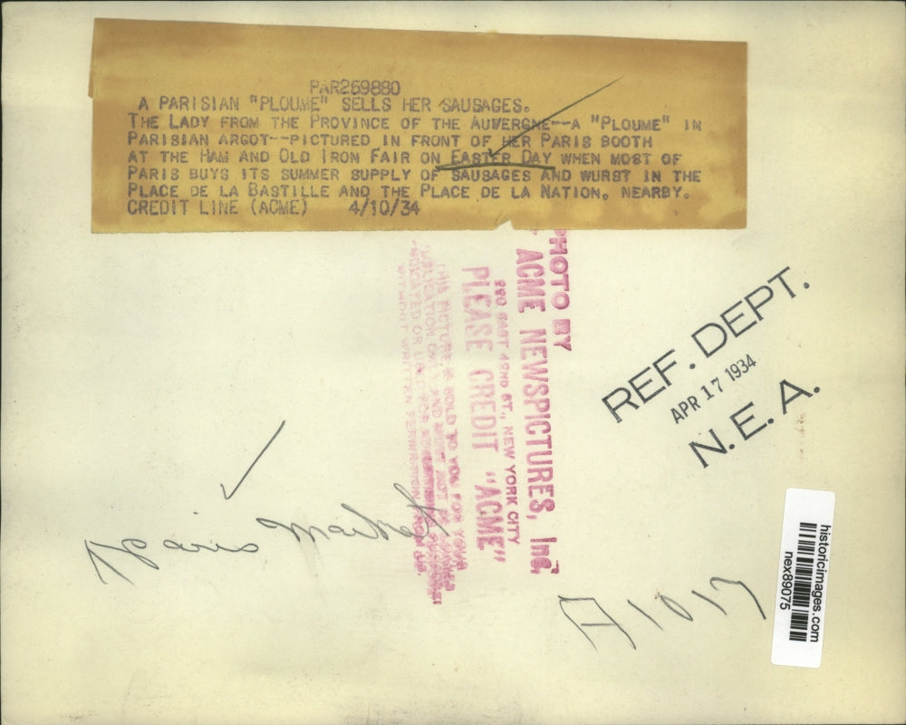 1934 Press Photo Old Iron Fair on Easter Day Paris Buys Summer Supplies