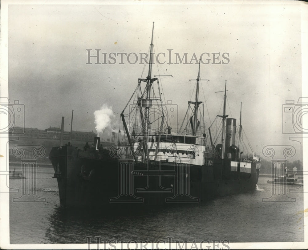 1931 Press Photo Two Pilots Rescued by Ship From Drifting Metal Seaplane