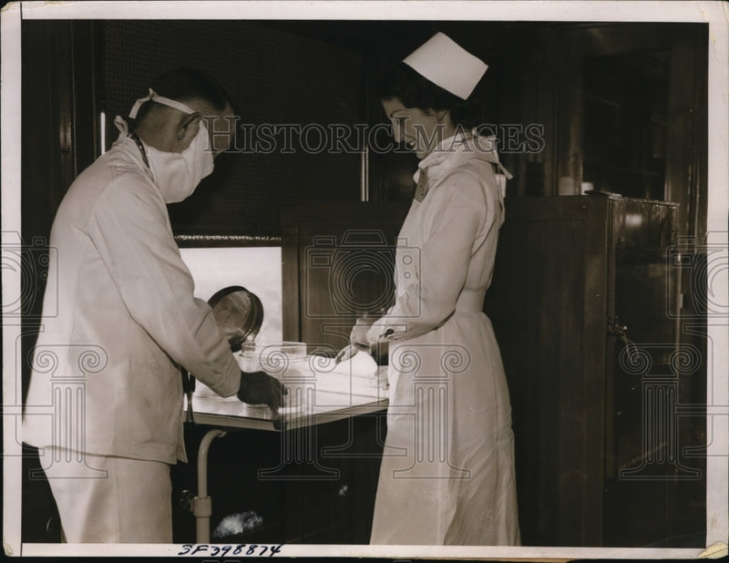 Load image into Gallery viewer, 1937 Press Photo Fred Snite Jr of Chicago in His Iron Lung with Nurses
