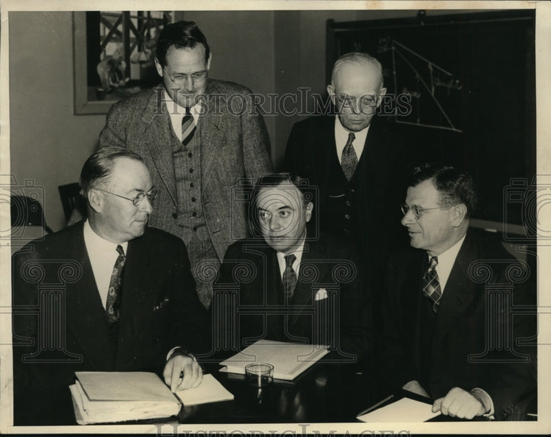 Load image into Gallery viewer, 1938 Press Photo Wage Hour Administrator Elmer F Andrews D Nelson S Hillman
