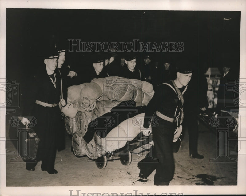 Load image into Gallery viewer, 1939 Press Photo British Sailors Own Porters at London Railway Station
