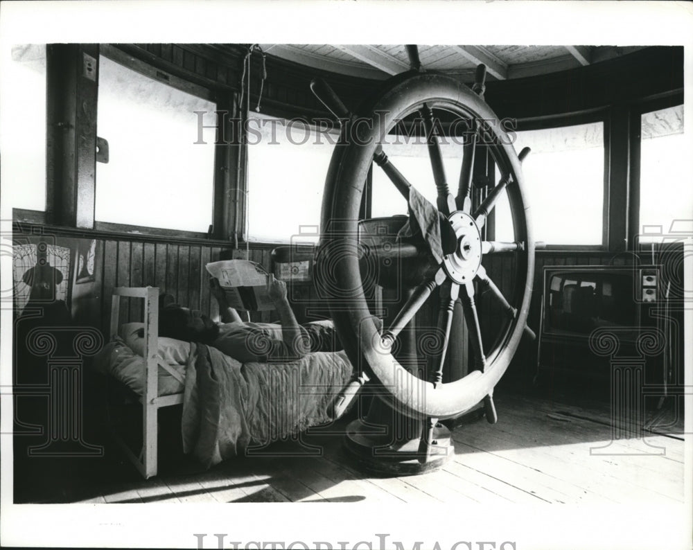 1974 Press Photo Crew Members Live Aboard the Steamship Chauncy Depew Restoring