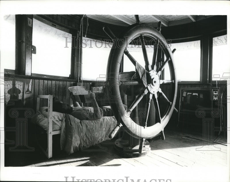 Load image into Gallery viewer, 1974 Press Photo Crew Members Live Aboard the Steamship Chauncy Depew Restoring
