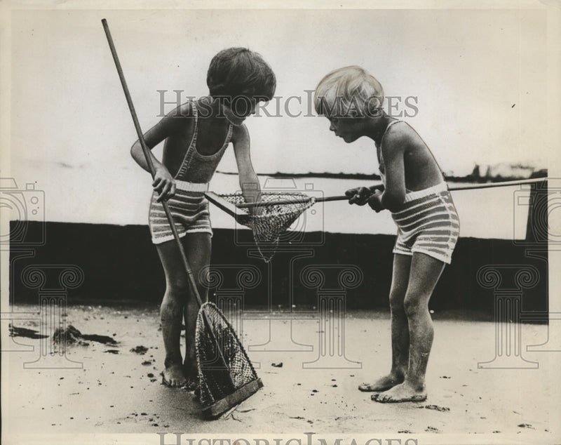 Load image into Gallery viewer, 1934 Press Photo Count Ferdinand &amp; Sister Countess Mari-Ann Fishing Frinton Engl
