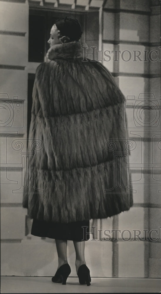 Load image into Gallery viewer, 1936 Press Photo Woman Wearing Fur Cape
