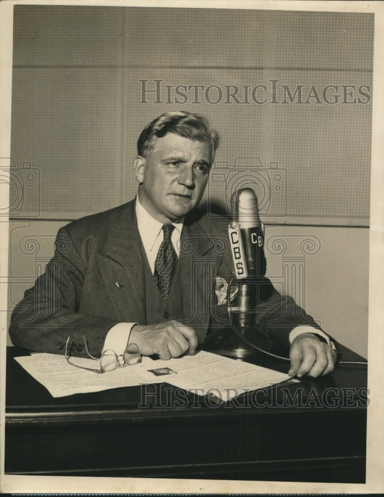 1943 Press Photo John B Kennedy Pioneer Among Radio's Newscaster & Reporter