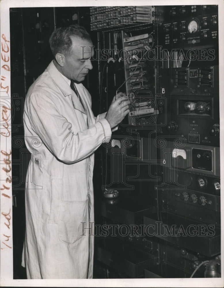 Load image into Gallery viewer, 1946 Press Photo Sound Engineer Bob Roberts at Public Hall
