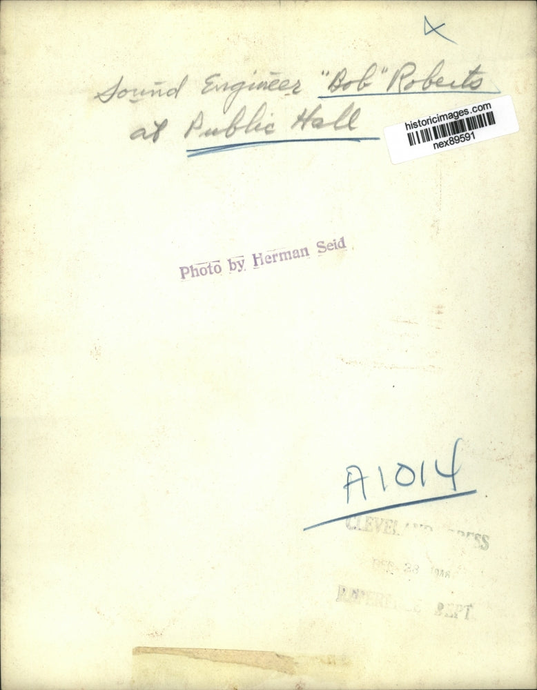 1946 Press Photo Sound Engineer Bob Roberts at Public Hall