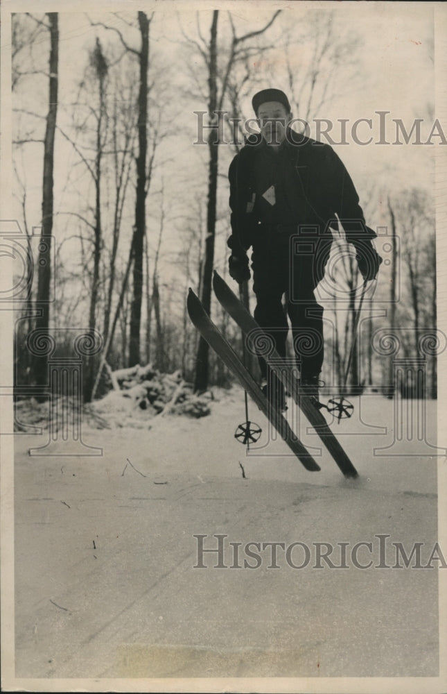 1950 Press Photo Ben Hensley of South Euclid in Aerial Hop on Skis Chardon Ski- Historic Images