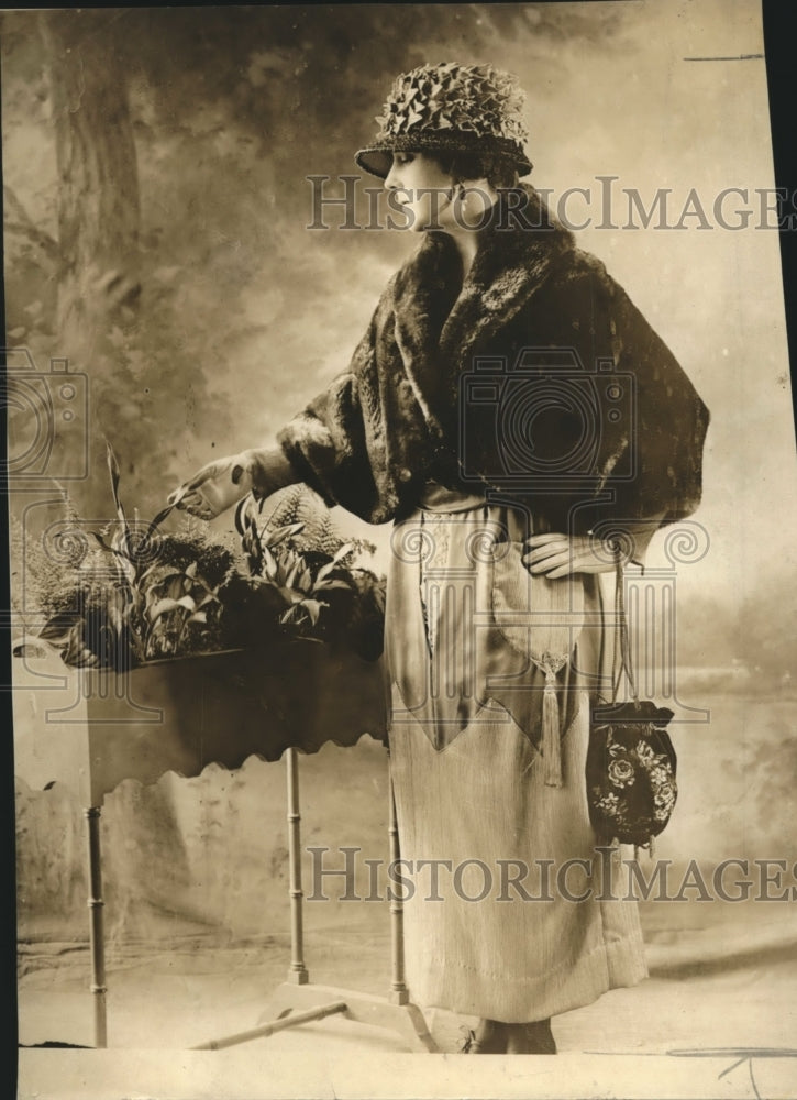 1920 Press Photo Style for Spring Wraps & Gowns Cape Made of Seal or Mole
