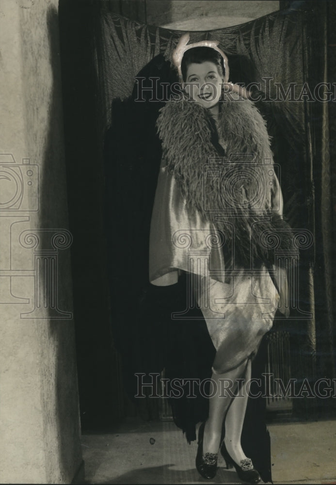 1927 Press Photo Gold Metallic Cloth Wrap with Boa Style Shaded Ostrich Collar