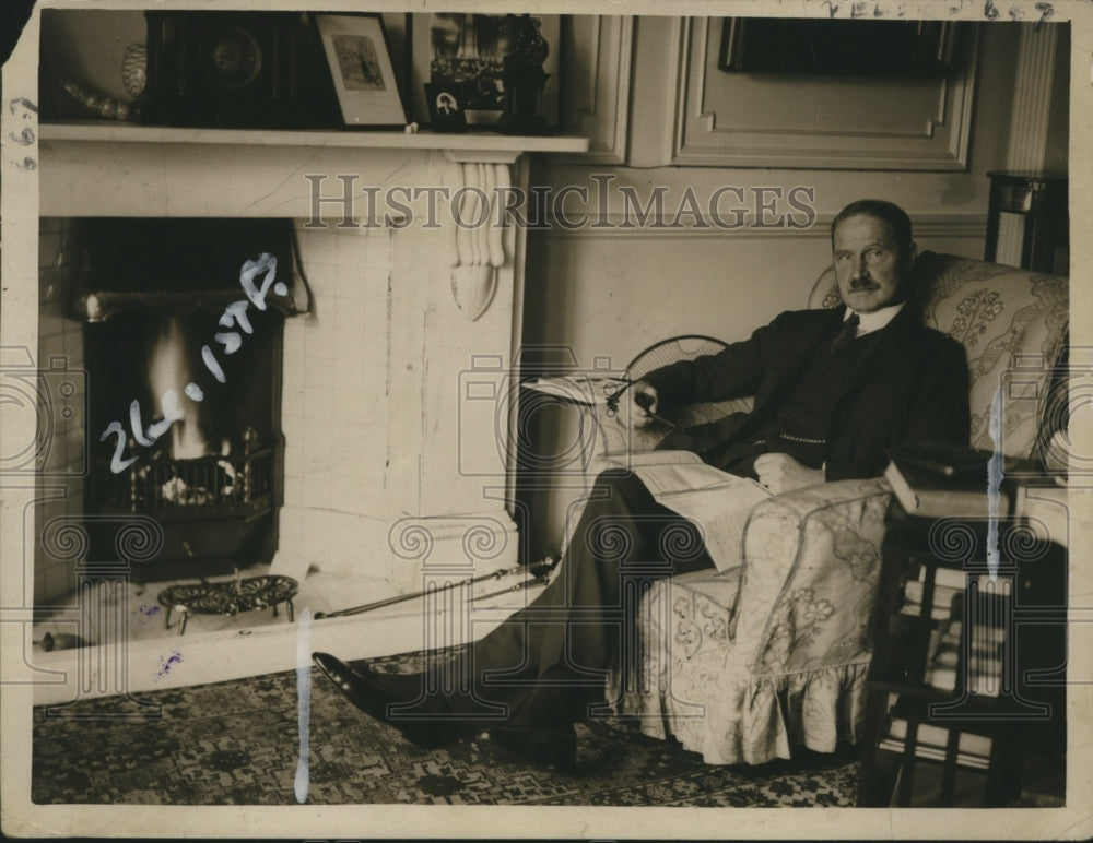 1923 Press Photo Bonar Law in His Armchair at No 10 Downy Street