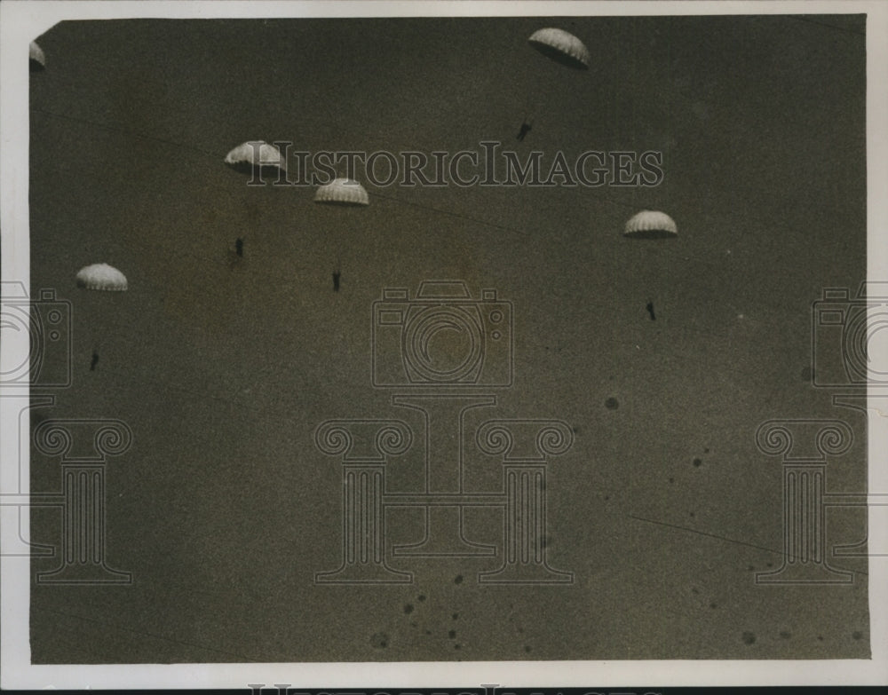 1931 Press Photo Parachutists Descend from Airplanes Royal Air Force Pageant- Historic Images