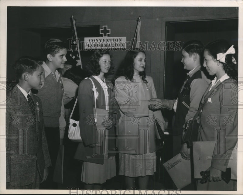 Load image into Gallery viewer, 1947 Press Photo Junior Red Cross Delegates at American National Red Cross
