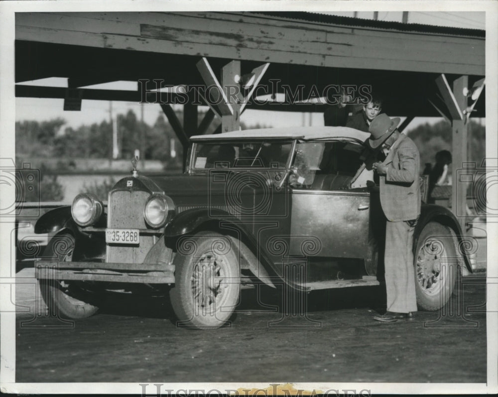 1934 Press Photo Family of 6 Arrives in California from Kansas in Roadster