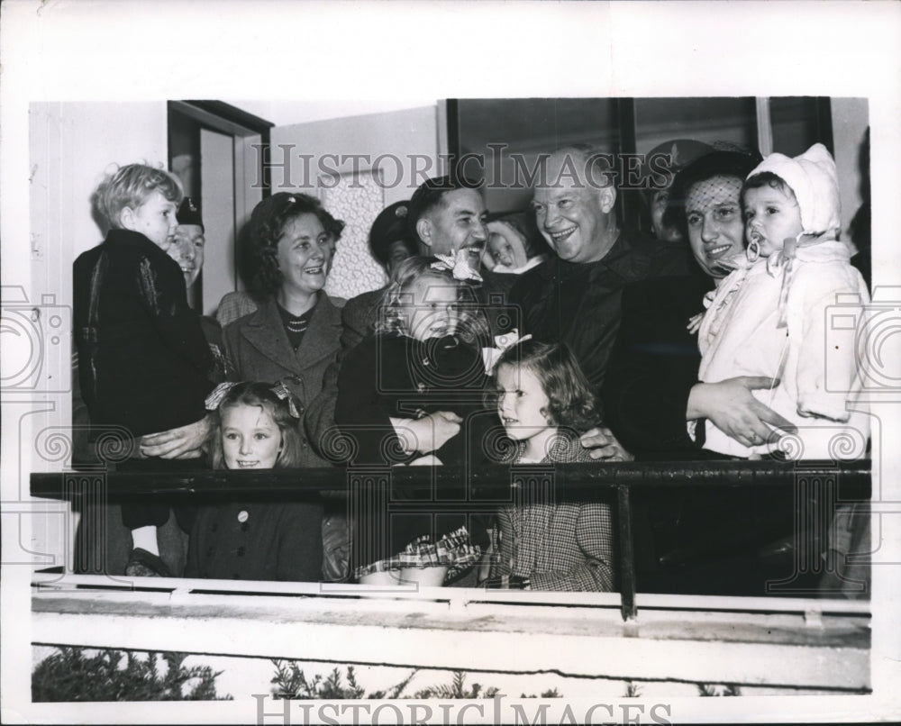 1952 Press Photo General Eisenhower with European & American Soldiers & Families