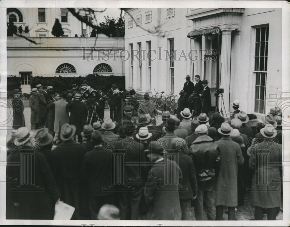 1933 Press Photo Reporters Crowd White House Gov Ritchie Leaving Pres Roosevelt