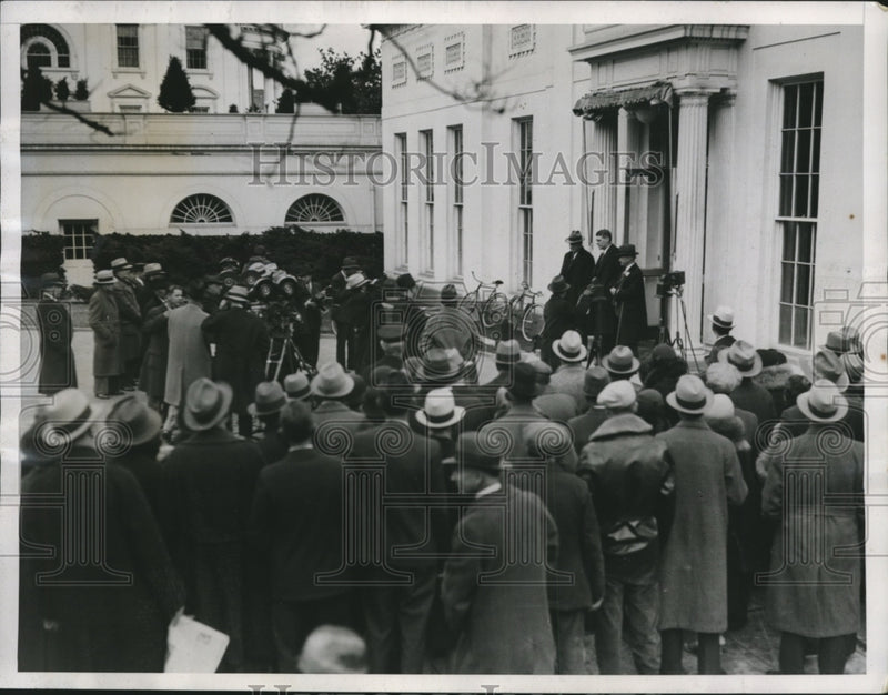 Load image into Gallery viewer, 1933 Press Photo Reporters Crowd White House Gov Ritchie Leaving Pres Roosevelt
