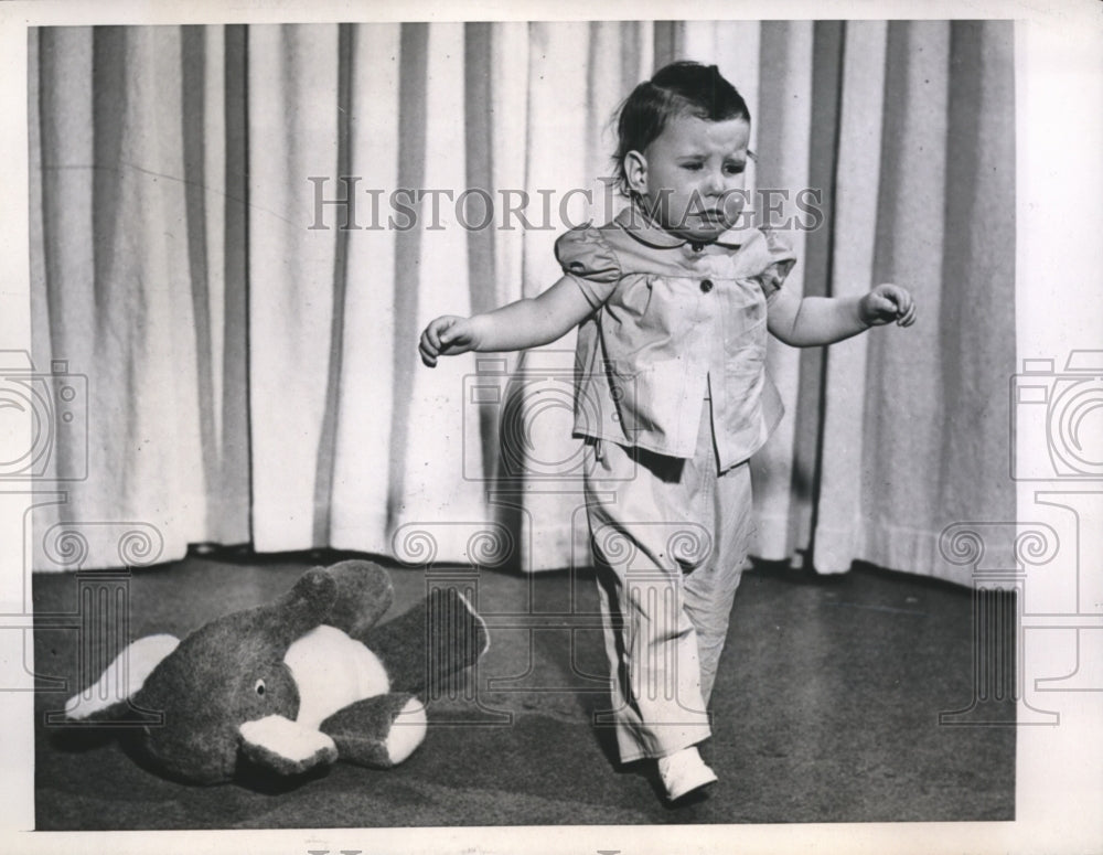 1946 Press Photo Baby Modeling Tumbl-Tog Play Suit of Sanforized Cotton Unhappy
