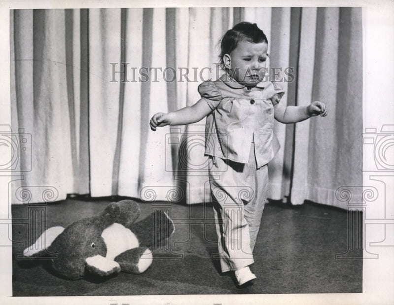 Load image into Gallery viewer, 1946 Press Photo Baby Modeling Tumbl-Tog Play Suit of Sanforized Cotton Unhappy
