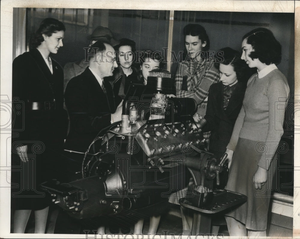 1941 Press Photo Motor Mechanics Course for Girls Detroit Red Cross Motor Corps