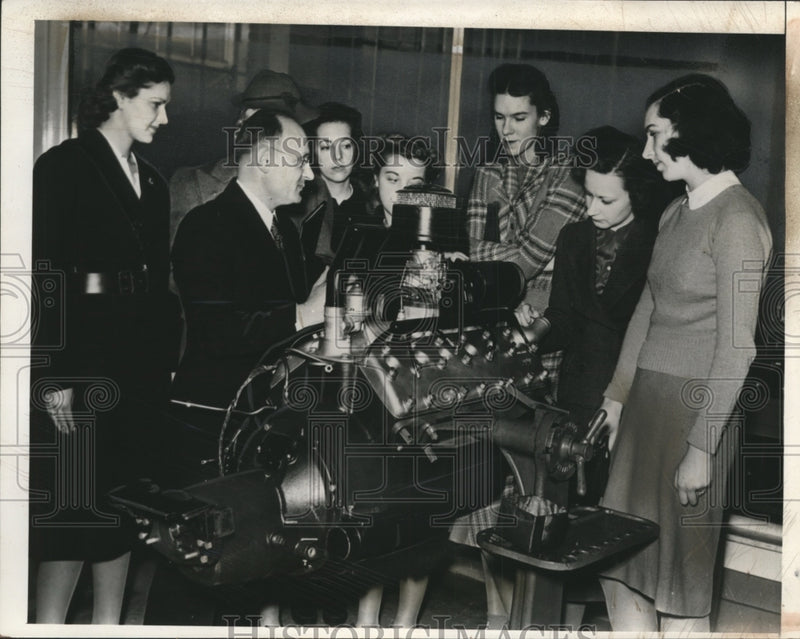 Load image into Gallery viewer, 1941 Press Photo Motor Mechanics Course for Girls Detroit Red Cross Motor Corps
