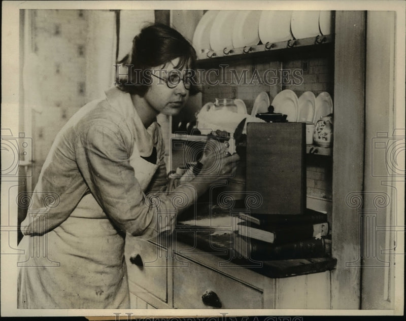 Load image into Gallery viewer, 1923 Press Photo Thelma Lull Graduate of Cornell University in London to Write
