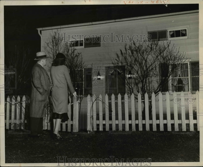 Load image into Gallery viewer, 1931 Press Photo GH Caldwell Electric Home at Cob Community
