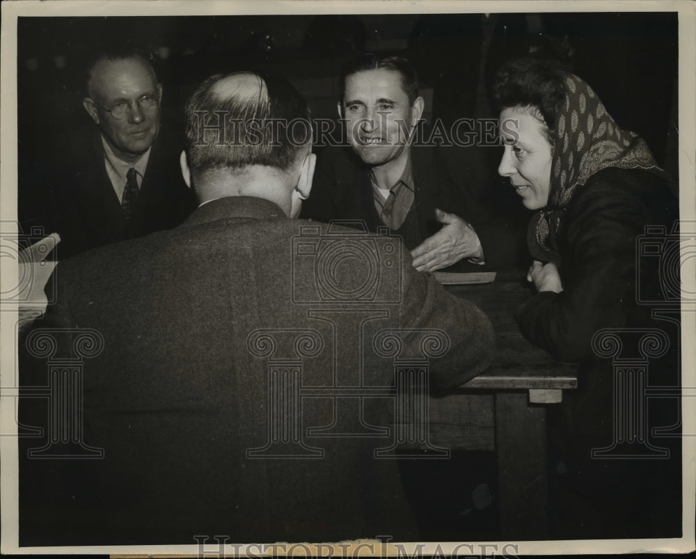 1949 Press Photo Ukrainian Relief Committee Discuss Living & Working Conditions