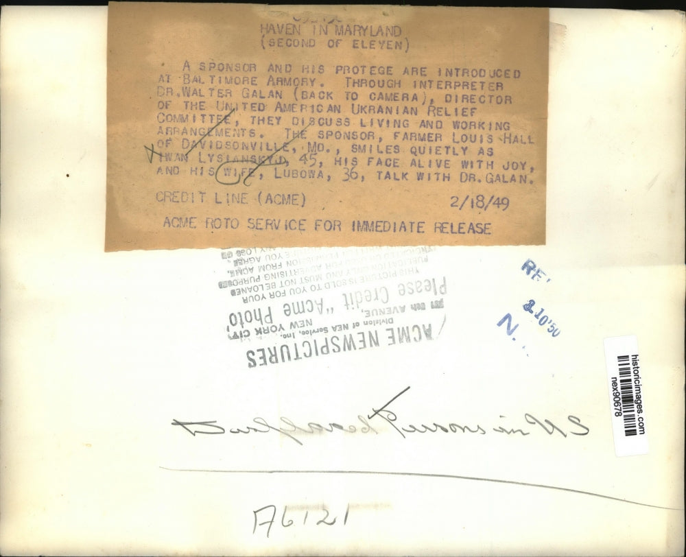 1949 Press Photo Ukrainian Relief Committee Discuss Living & Working Conditions