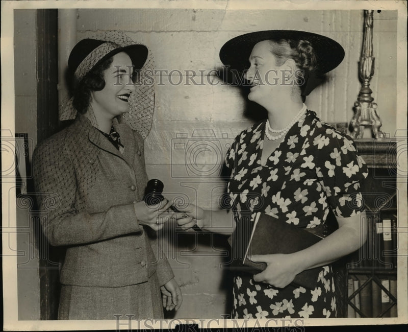 Load image into Gallery viewer, 1938 Press Photo Helen Leovy New President &amp; Mrs Peter Marvis Past President

