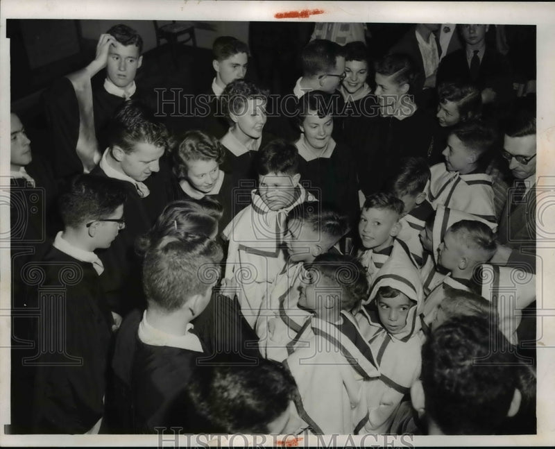 Load image into Gallery viewer, 1953 Press Photo Cleveland Youth Meet Chapelle de Bourgogne of Brussels
