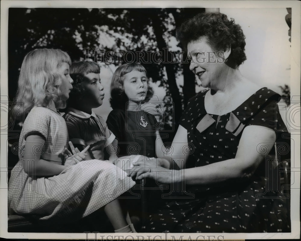 1958 Press Photo Mrs Georgia Reese Clark Gray with Daughters Marsha Paula & Pam