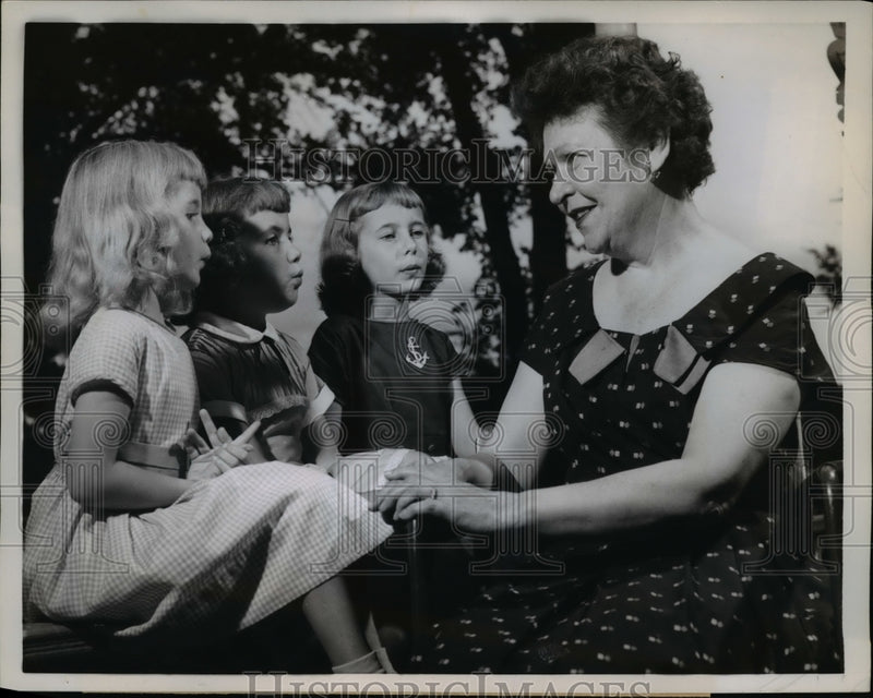 Load image into Gallery viewer, 1958 Press Photo Mrs Georgia Reese Clark Gray with Daughters Marsha Paula &amp; Pam
