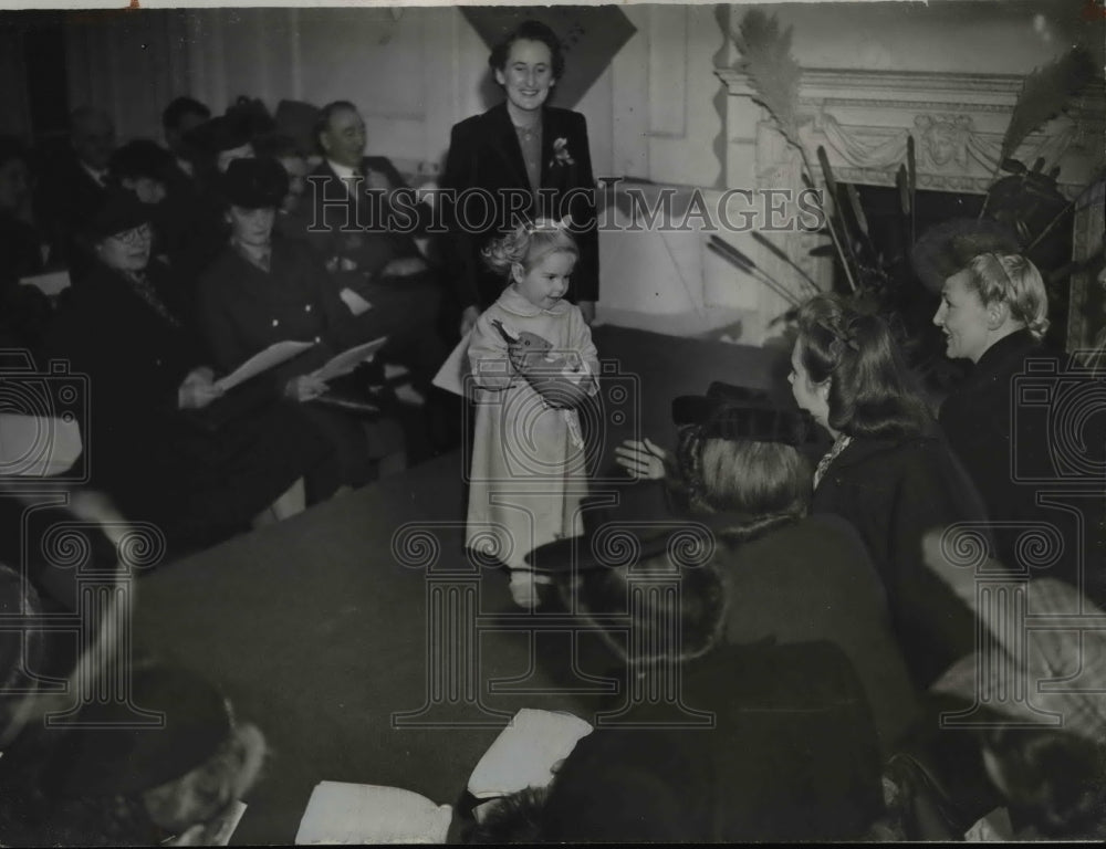 1944 Press Photo London Childrens Fashion Show Pink Dressing Gown White Trim- Historic Images