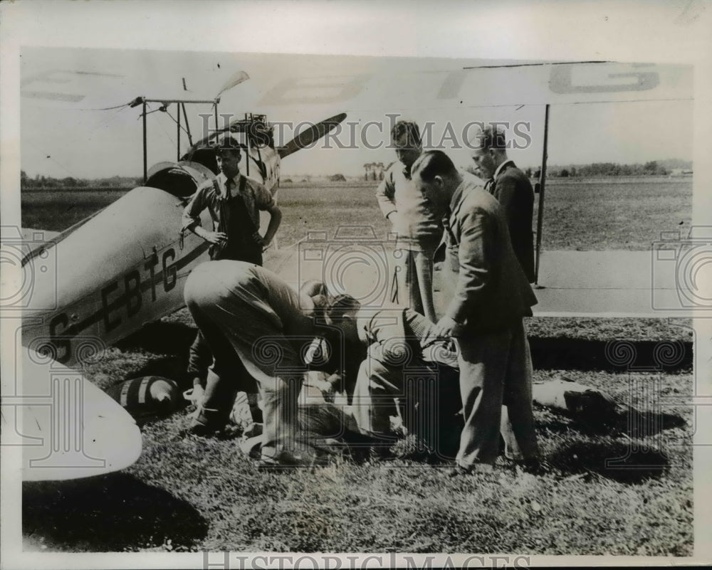1935 Press Photo Dennis Smith Escaped Death During Parachute Jump in England