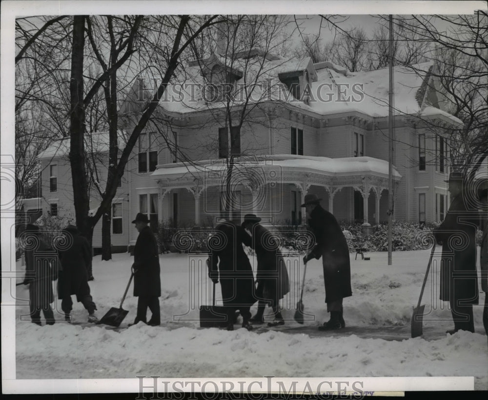 1945 Press Photo Shoveling Snow for Truman's Independence Missouri Home