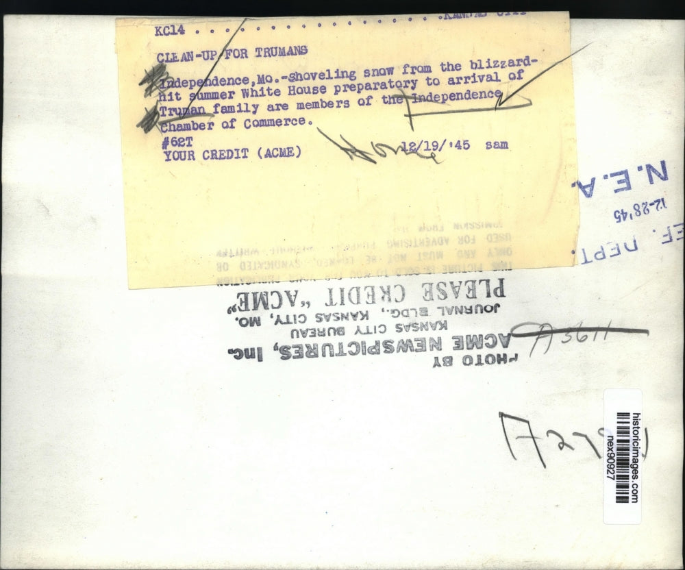 1945 Press Photo Shoveling Snow for Truman's Independence Missouri Home