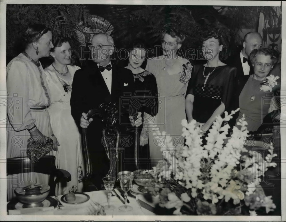 1947 Press Photo President Truman & Family Attend Women's Press Club Dinner