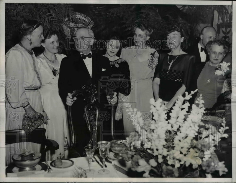 Load image into Gallery viewer, 1947 Press Photo President Truman &amp; Family Attend Women's Press Club Dinner
