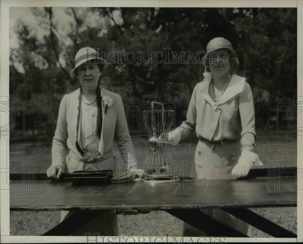 1932 Press Photo Mrs William Goadby Loew Mrs Guy Fairfax Carey at Milk Fund Fair