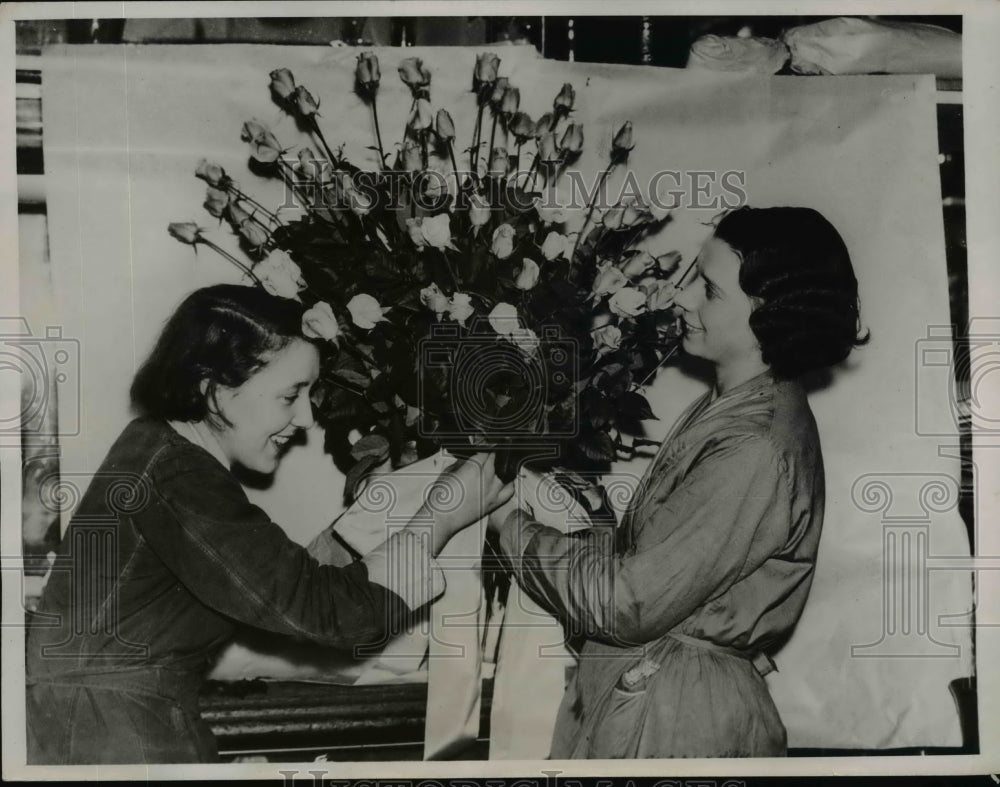 1936 Press Photo King Edward of England Sends $25 Worth of Roses to Mrs Simpson