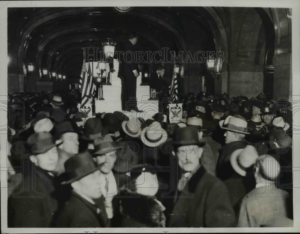 1934 Press Photo Chicago's Official Roosevelt Birthday Party Auctioning Cake