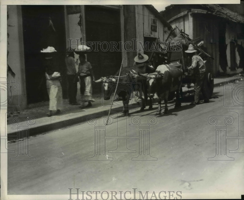 Load image into Gallery viewer, 1931 Press Photo Ox Carts Loaded with Refugee Possessions in Manacua
