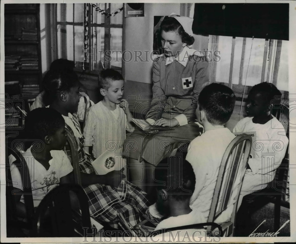 1955 Press Photo Red Cross Gray Lady and Story Hour at Community Hospital