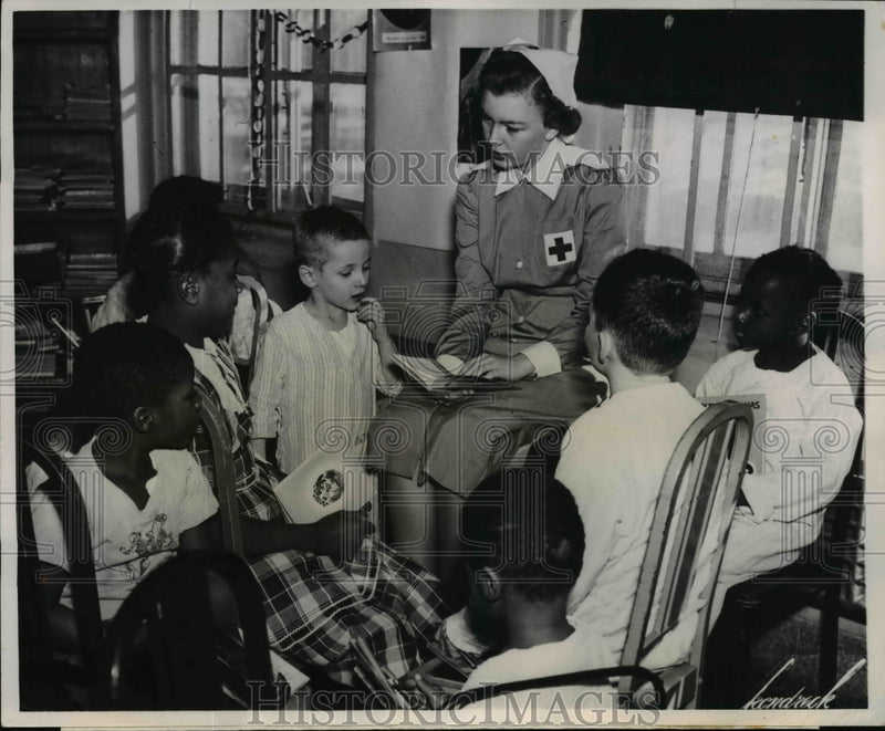 Load image into Gallery viewer, 1955 Press Photo Red Cross Gray Lady and Story Hour at Community Hospital
