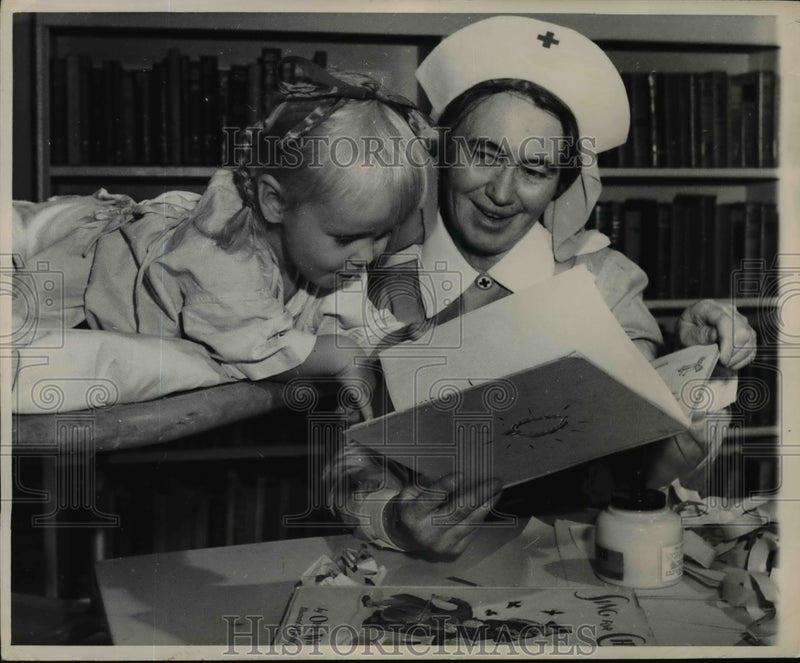 Load image into Gallery viewer, 1949 Press Photo Red Cross Volunteer Gray Lady and Child at Civilian Hospital
