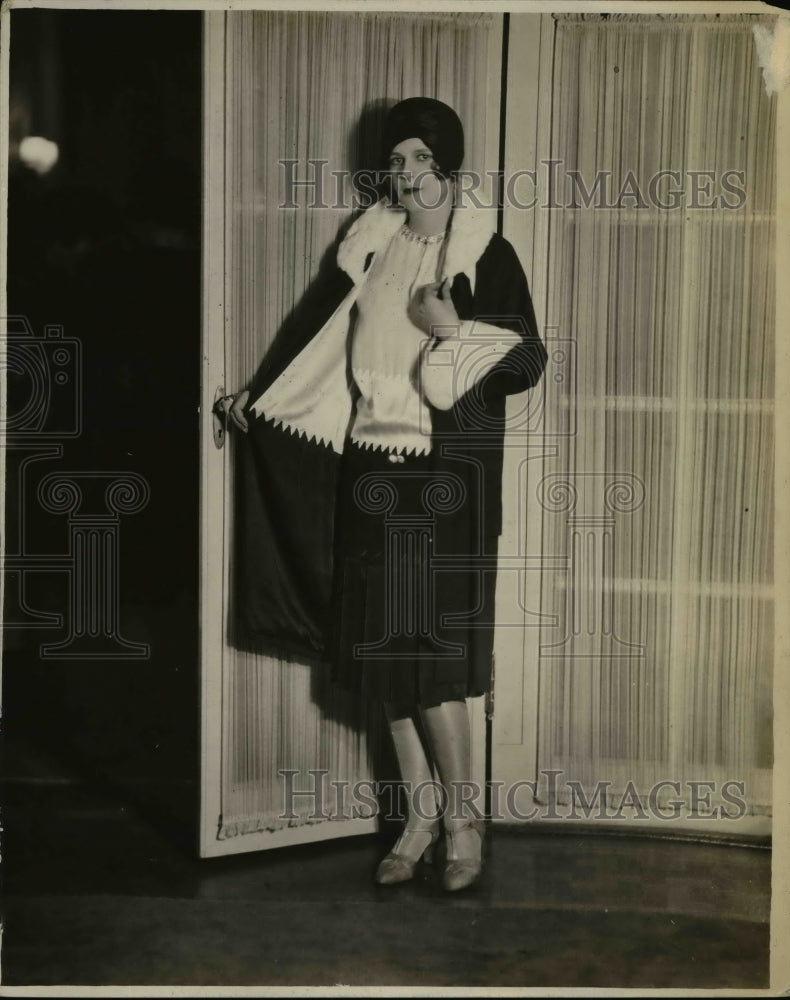 1928 Press Photo Black and White Charmeuse Suit Ermine Collar Eldridge Manning