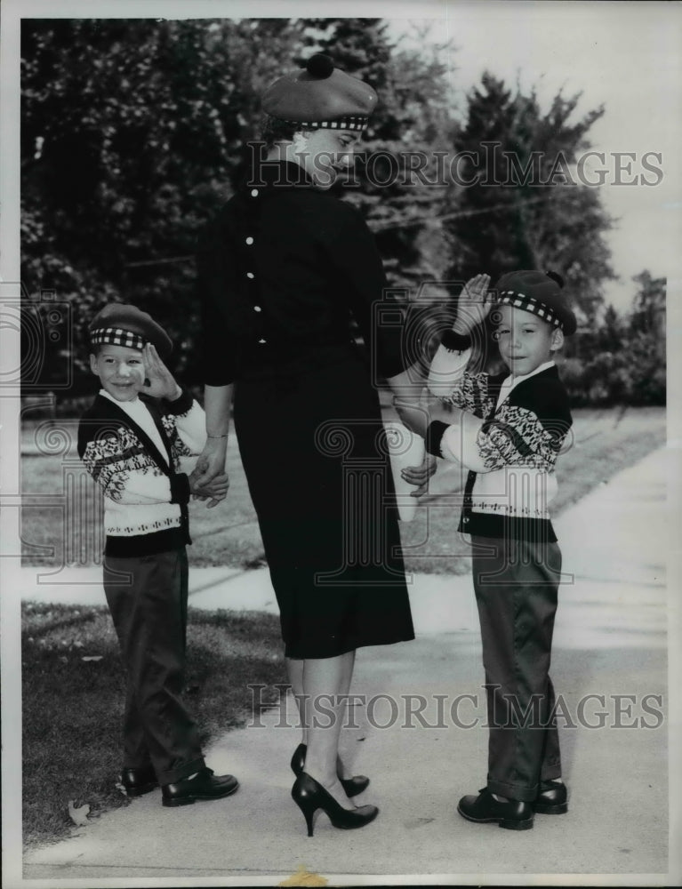 Load image into Gallery viewer, 1960 Press Photo Mrs Walter Boyce Twin Sons Barry &amp; Bruce in Derry New Hampshire

