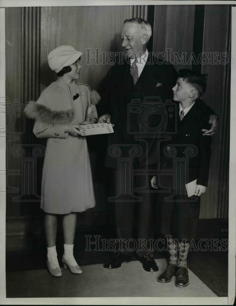 1931 Press Photo Former Governor Alfred Smith of NY 1st To Fill Coin Card